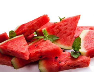 Karpuz dilimleri ve nane yaprakları arka plan üzerinde. sağlıklı vejetaryen yemek