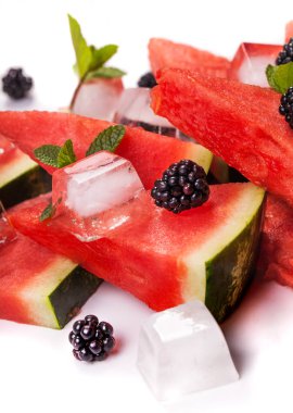 Karpuz dilimleri ve nane yaprakları arka plan üzerinde. sağlıklı vejetaryen yemek