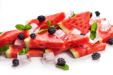 Karpuz dilimleri ve nane yaprakları arka plan üzerinde. sağlıklı vejetaryen yemek