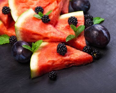 Karpuz dilimleri ve nane yaprakları arka plan üzerinde. sağlıklı vejetaryen yemek