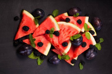 Karpuz dilimleri ve nane yaprakları arka plan üzerinde. sağlıklı vejetaryen yemek