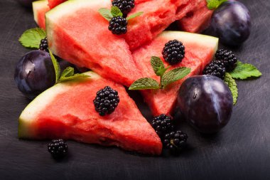 Karpuz dilimleri ve nane yaprakları arka plan üzerinde. sağlıklı vejetaryen yemek