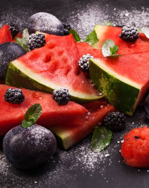 Karpuz dilimleri ve nane yaprakları arka plan üzerinde. sağlıklı vejetaryen yemek