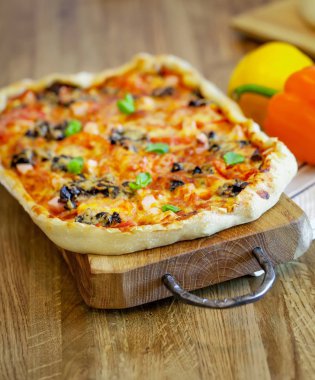 Ahşap masa üzerinde Yüce Pizza