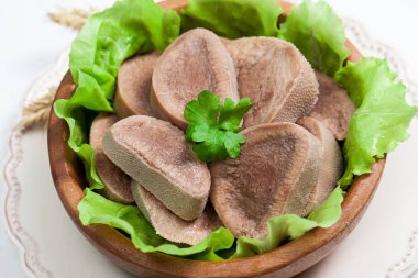 Pesto ve salata ile koyu ahşap tabloda haşlanmış Dana dil