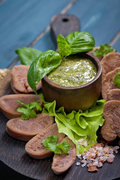 Gekochte Rinderzunge Auf Dunklem Holztisch Mit Pesto Und Salat — Stockfoto