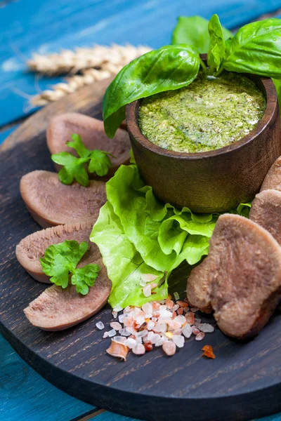 Gekochte Rinderzunge Auf Dunklem Holztisch Mit Pesto Und Salat — Stockfoto