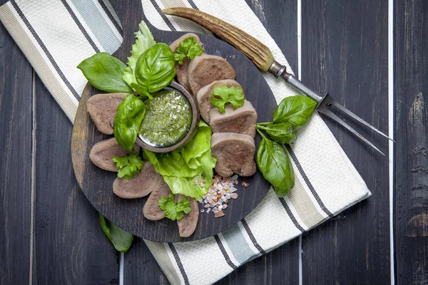 Gekochte Rinderzunge Auf Dunklem Holztisch Mit Pesto Und Salat — Stockfoto