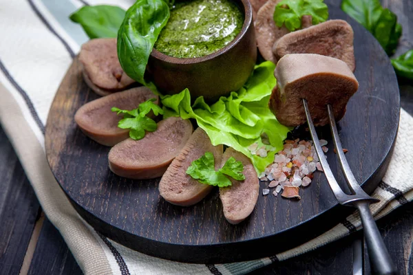 Gekochte Rinderzunge Auf Dunklem Holztisch Mit Pesto Und Salat — Stockfoto