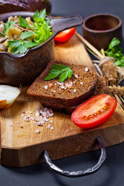 Hemmagjord Stekt Potatis Med Svamp Rågbröd Grönsaker Och Kryddor — Stockfoto