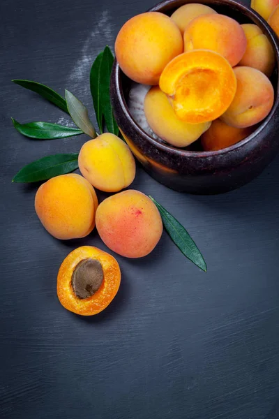 Kayısı ve koyu arka plan üzerine taşlı yarıya