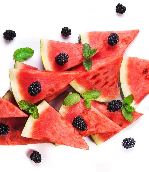 Karpuz dilimleri ve nane yaprakları arka plan üzerinde. sağlıklı vejetaryen yemek
