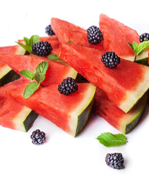 Karpuz dilimleri ve nane yaprakları arka plan üzerinde. sağlıklı vejetaryen yemek