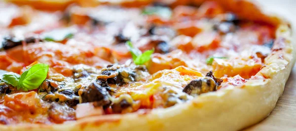 Pizza Suprema Mesa Madeira — Fotografia de Stock