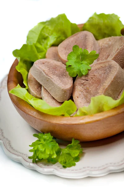 Língua Carne Cozida Mesa Madeira Escura Com Pesto Salada — Fotografia de Stock