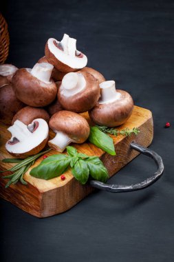 Tahta masada taze şampiyon mantarları.