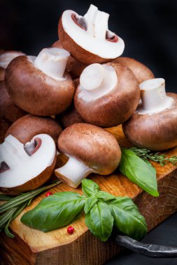 Tahta masada taze şampiyon mantarları.