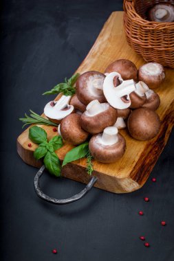Tahta masada taze şampiyon mantarları.
