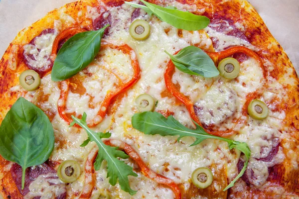 Deliziosa Pizza Fresca Buio — Foto Stock