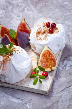 Mini incir, kızılcık ve nane yaprakları ile pavlova kek