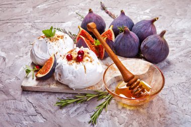 Mini pavlova kek, incir, kızılcık, otlar ve bal