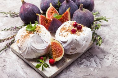 Mini pavlova kek incir, kızılcık ve otlar