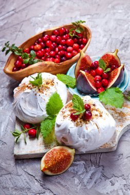 Mini incir, kızılcık ve nane yaprakları ile pavlova pasta