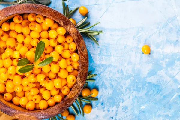 Sanddornbeeren Holzschale Auf Blauem Hintergrund — Stockfoto