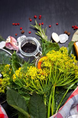 Koyu arka plan üzerinde sebze konserve için aromatik baharat üstten görünüm.