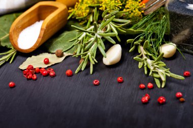 Otlar, biber, sarımsak ve tuz koyu arka plan üzerinde closeup.