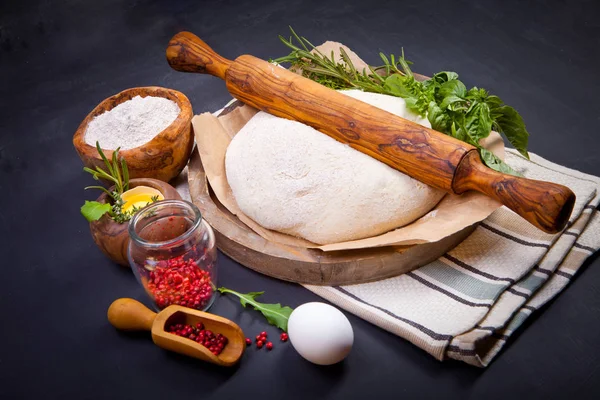 Mattarello Legno Pasta Appena Preparata Spolverata Farina Uova Pepe Rosa — Foto Stock