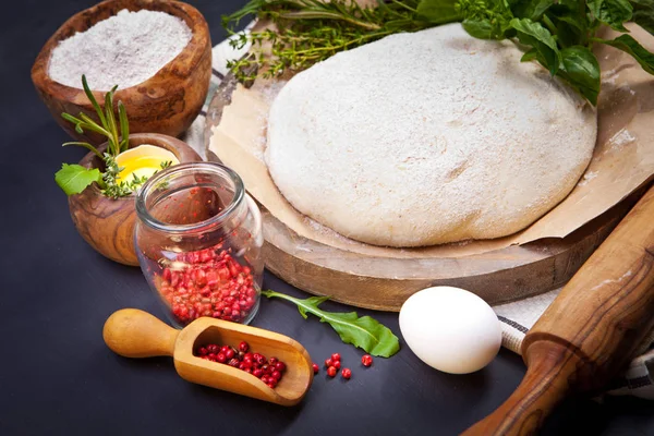 Wooden Rolling Pin Freshly Prepared Dough Dusting Flour Eggs Pink — Stock Photo, Image