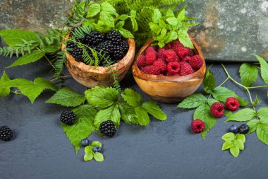 Ahşap kase taze çeşitli meyveler