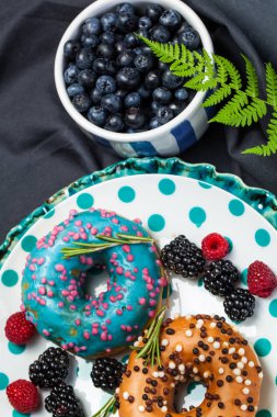 sabah kahvaltı mini donuts ve plaka üzerinde meyveleri ile yakın çekim 