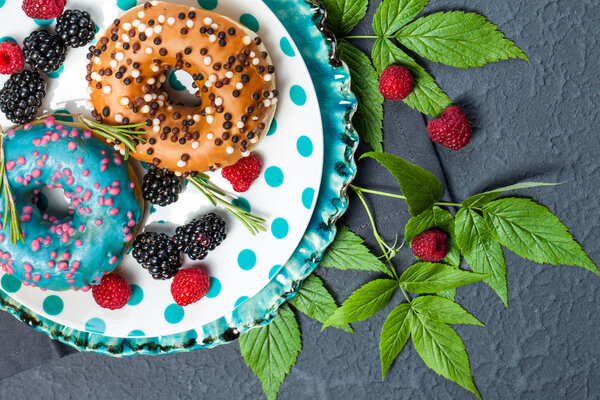 вид на утренний завтрак с мини пончиками и ягодами на тарелке
 