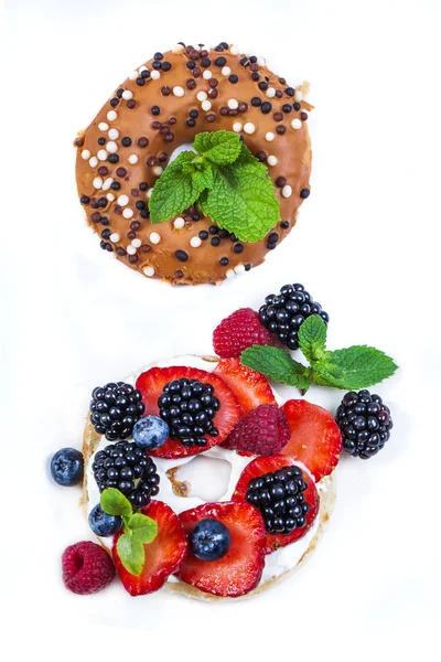 Крупним Планом Ранковий Сніданок Міні Пончиками Ягодами Тарілці — стокове фото