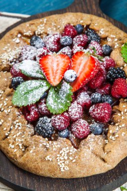 Tam tahıllı Galette'ye Erik beyaz bir tablo ile hazırlanması. üstten görünüm 