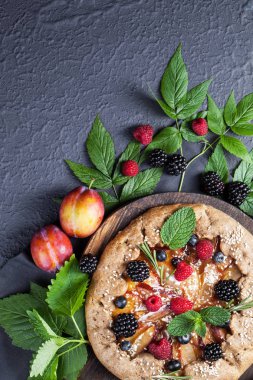 Tam tahıllı Galette'ye Erik beyaz bir tablo ile hazırlanması. üstten görünüm 