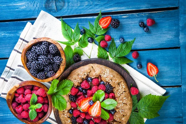 Preparação Galette Grão Inteiro Com Ameixas Uma Mesa Branca Vista — Fotografia de Stock