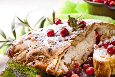 Taze kızılcık ve ahşap plaka üzerinde Noel için otlar ile lezzetli kızılcık pasta.