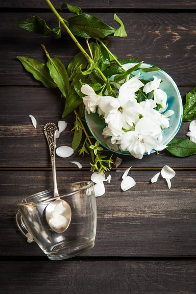 Λευκά Λουλούδια Του Γιασεμιού Ξύλινο Υπόβαθρο Αραβική Άνθη Γιασεμιού — Φωτογραφία Αρχείου