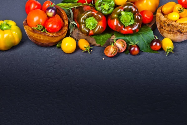 Tomates Legumes Sortidos Isolados Sobre Fundo Escuro — Fotografia de Stock