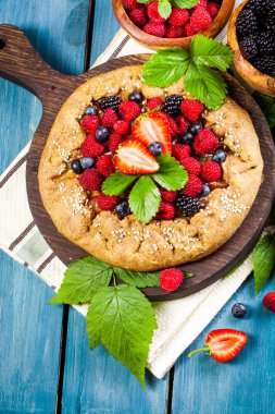 Galette'ye pasta çeşitli taze meyveleri ve nane yaprakları ile