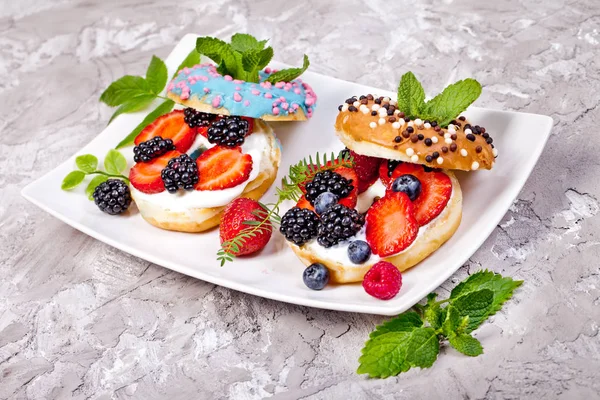 Ранковий Сніданок Міні Солодкими Пончиками Ягодами Тарілці Під Цукровою Пудрою — стокове фото