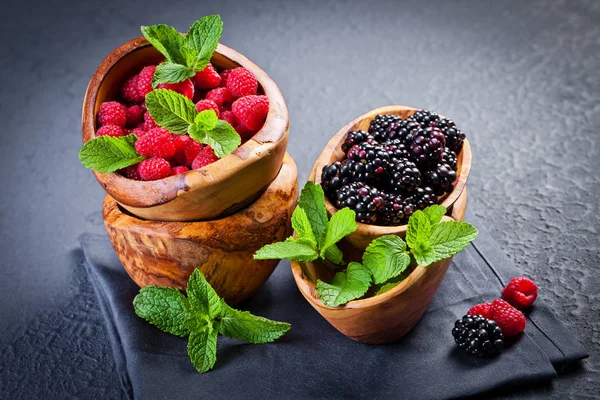 新鲜的黑莓 覆盆子和薄荷叶 健康食品 绿色理念 — 图库照片