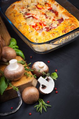 Tahta masada taze şampiyon mantarları.