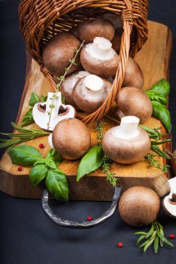 Tahta masada taze şampiyon mantarları.