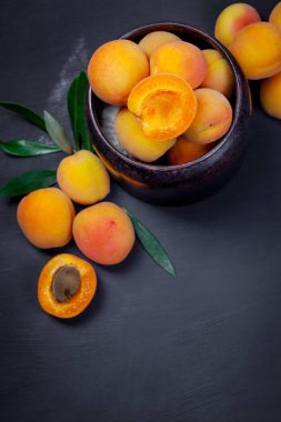 Koyu arka planda taş ile kayısı ve yarıya