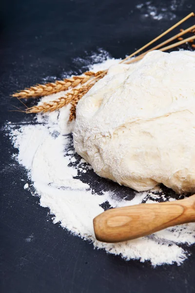 Baking Background Flour Rolling Pin Grain Ears Black Chalkboard — Stock Photo, Image