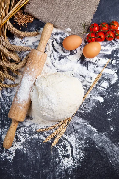 Baking Background Eggshell Flour Rolling Pin Pizza Cooking Ingredients Selective — Stock Photo, Image